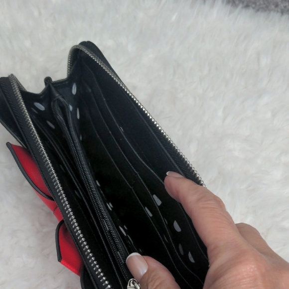 Loungefly Minnie Mouse Clutch Wallet - Picture 6 of 14